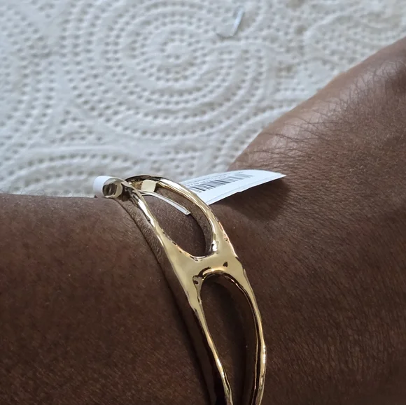 Macy's Elegant Gold-Tone Bracelet Women New - Picture 9 of 9